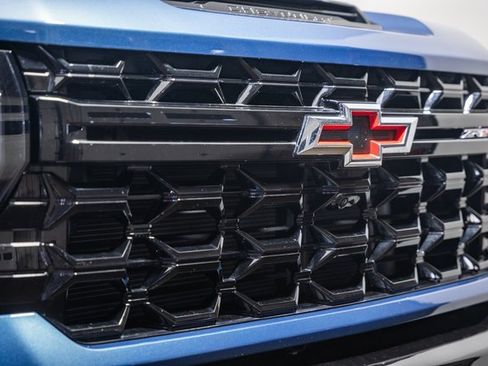 Used 2024 Chevrolet Silverado 2500 ZR2 w/ Technology Package image 11