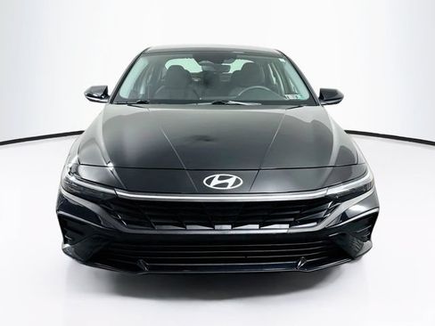 Certified 2025 Hyundai Elantra SE FWD image 2