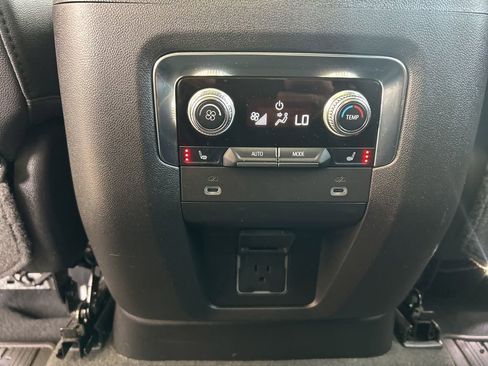 Used 2022 GMC Yukon SLT w/ SLT Premium Package RWD image 16