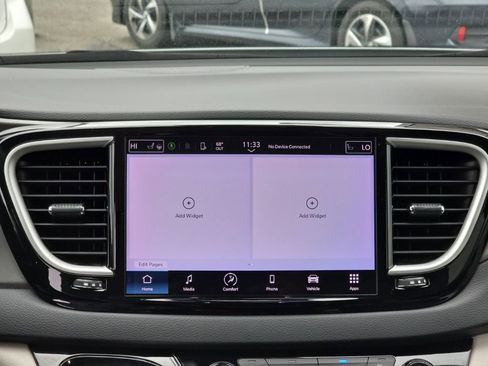 Used 2023 Chrysler Pacifica Touring-L FWD image 13
