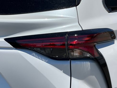 New 2026 Toyota Sienna Platinum AWD/4WD image 32