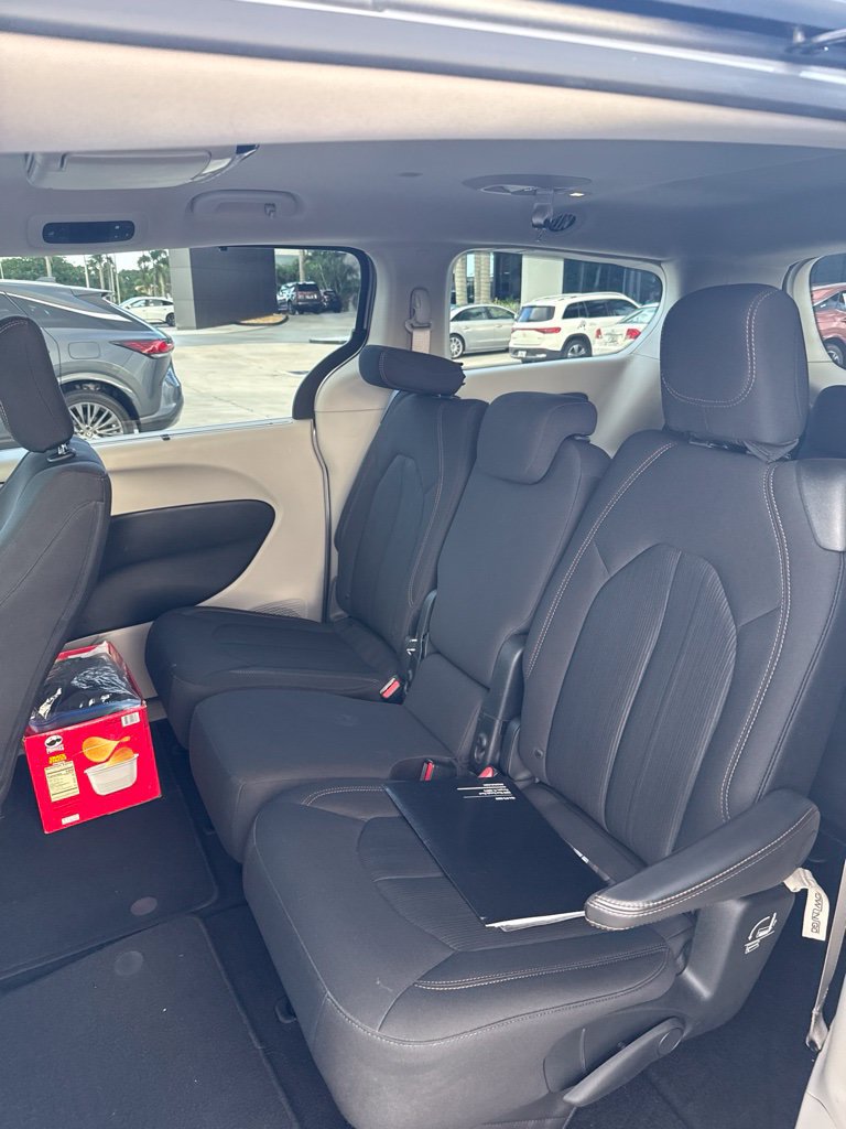 Used 2018 Chrysler Pacifica Touring Plus w/ Tire & Wheel Group FWD image 5