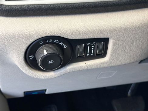 Used 2024 Chrysler Pacifica Limited FWD image 13