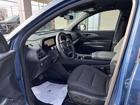 Used 2025 Chevrolet Traverse LT image 3