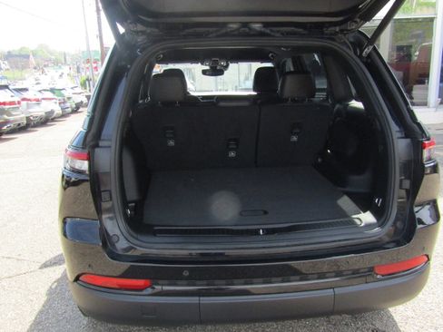 Used 2023 Jeep Grand Cherokee Altitude AWD/4WD image 7