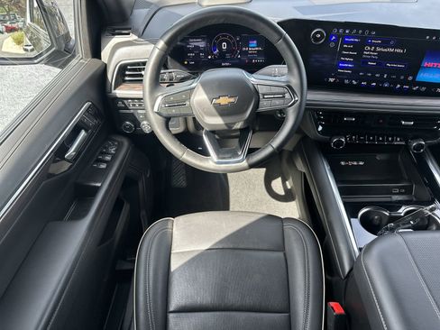 Used 2025 Chevrolet Suburban Premier RWD image 17
