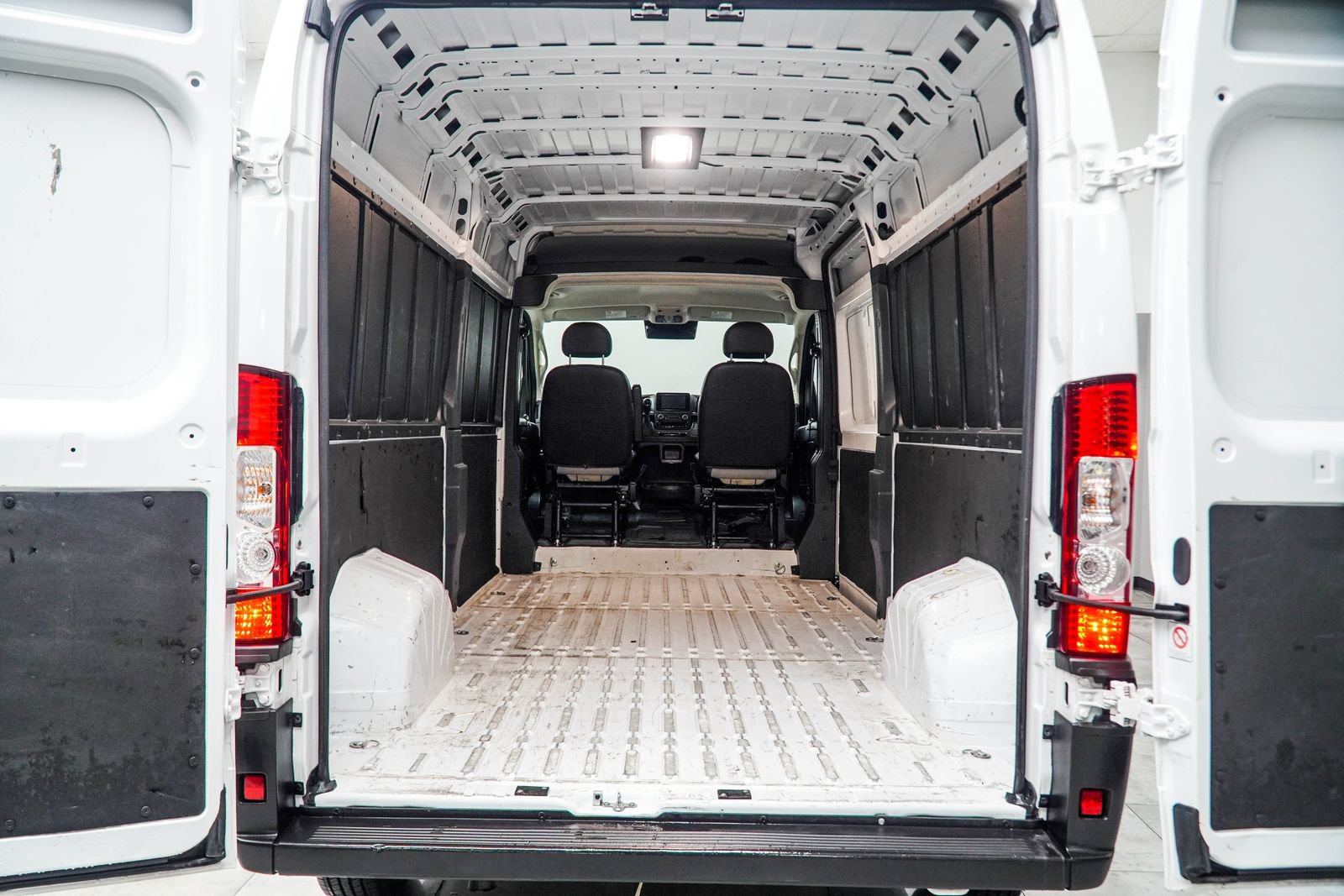Used 2024 RAM ProMaster 2500 w/ Convenience Group FWD image 16