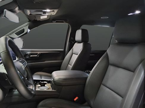 Used 2025 Chevrolet Suburban Z71 AWD/4WD image 15