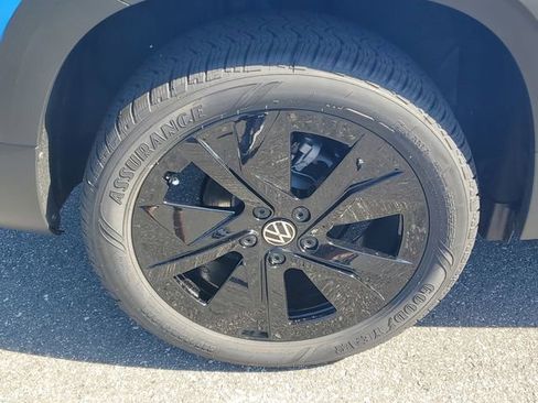 New 2026 Volkswagen Taos SE FWD image 5