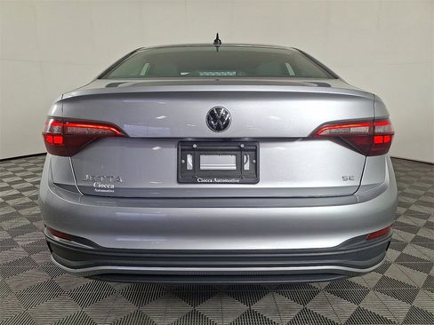 Used 2024 Volkswagen Jetta SE image 9