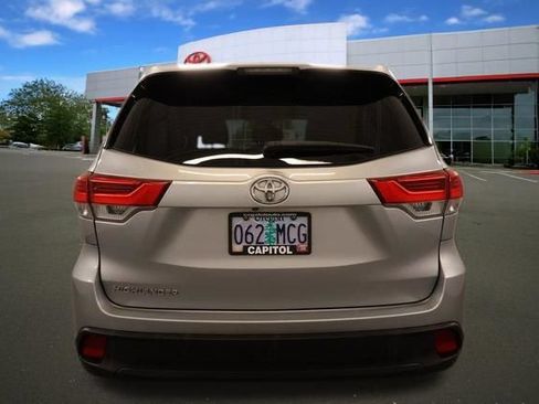 Used 2017 Toyota Highlander LE FWD image 4