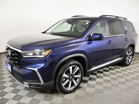 Certified 2025 Honda Pilot Touring image 10