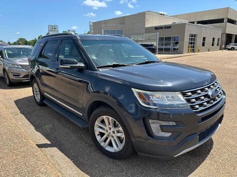 Used 2017 Ford Explorer XLT w/ Equipment Group 202A FWD image 4
