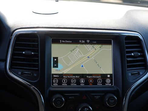 Used 2018 Jeep Grand Cherokee Laredo AWD/4WD image 22