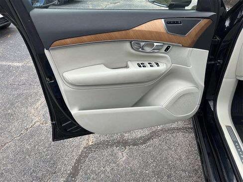 Used 2022 Volvo XC90 T6 Momentum w/ Climate Package image 25