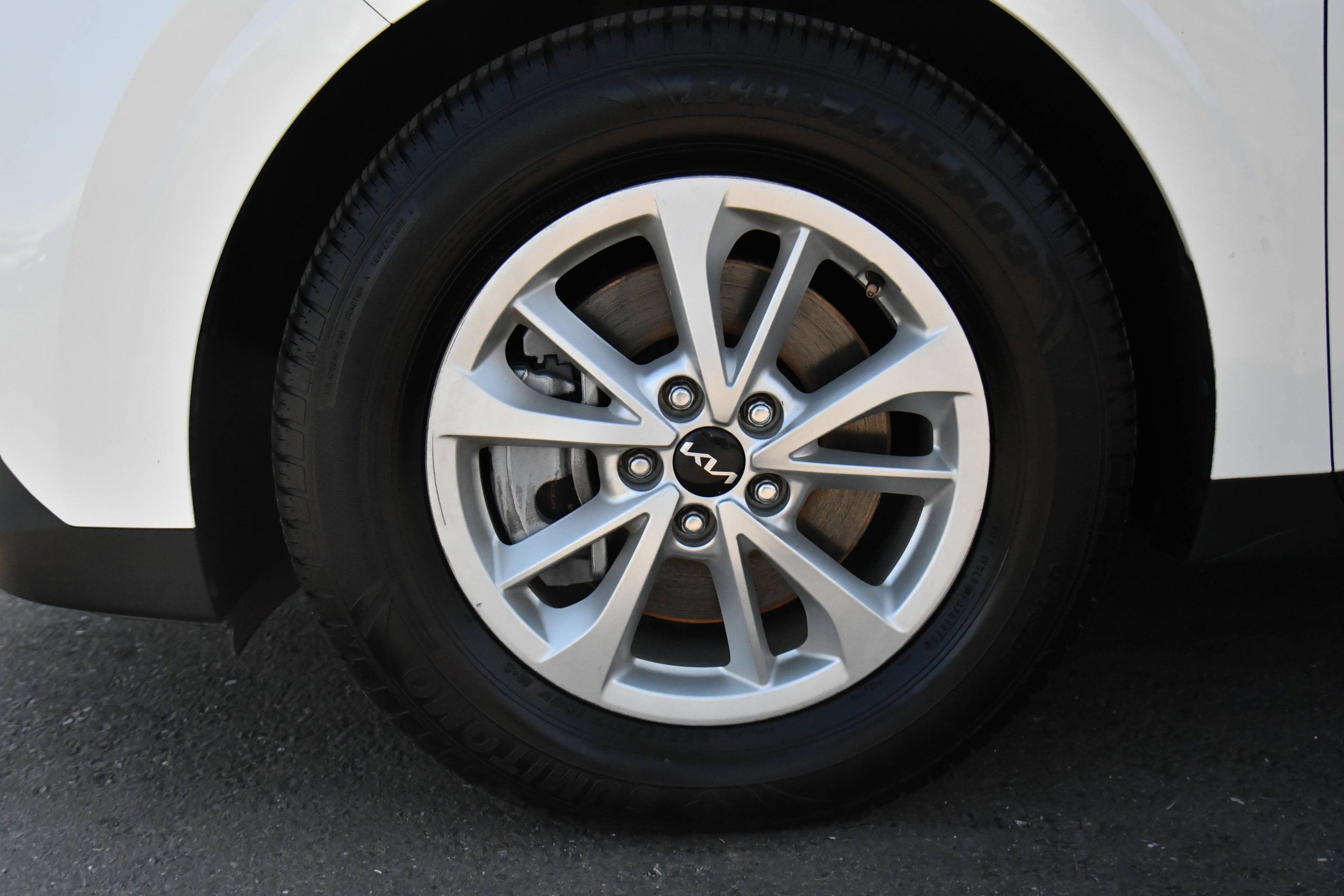 Used 2023 Kia Carnival LX FWD image 12