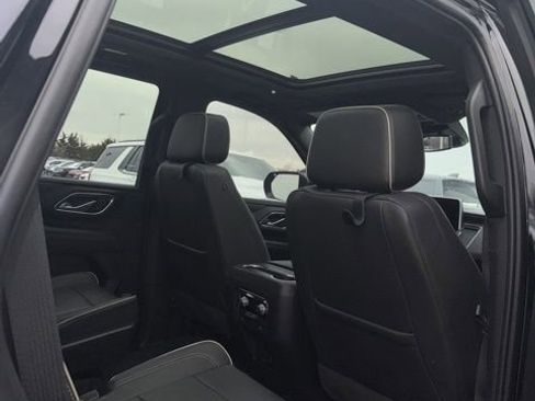 Used 2023 GMC Yukon SLT w/ SLT Premium Package image 9