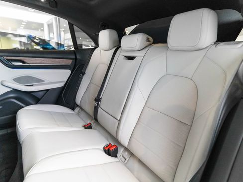 Certified 2025 Porsche Macan 4S Electric AWD/4WD image 35