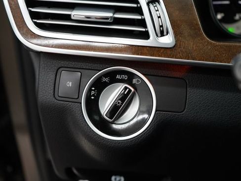 Used 2014 Mercedes-Benz E 250 BlueTEC 4MATIC Sedan image 24
