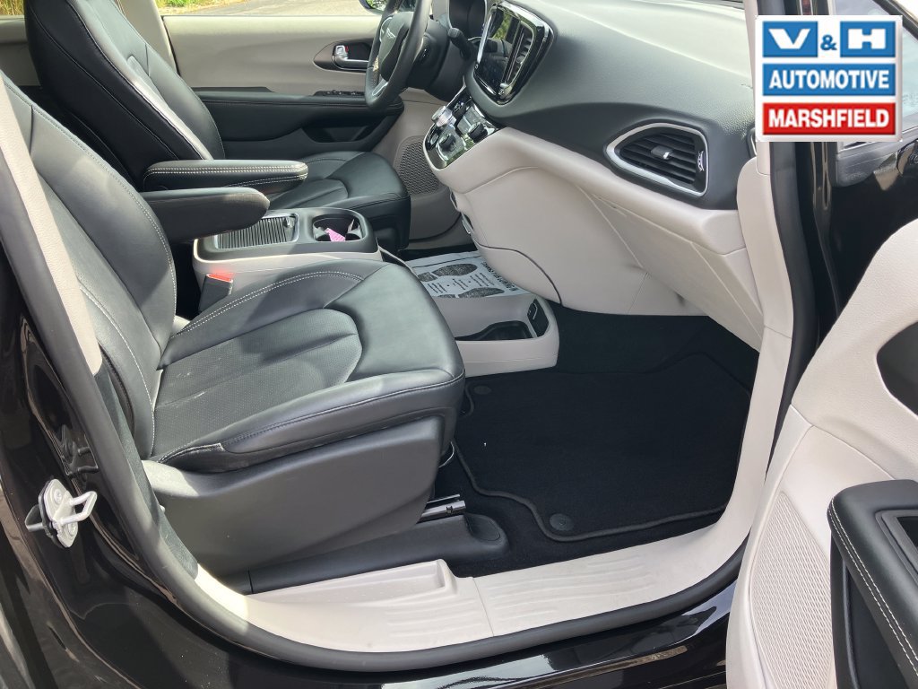 Used 2024 Chrysler Pacifica Touring-L FWD image 20