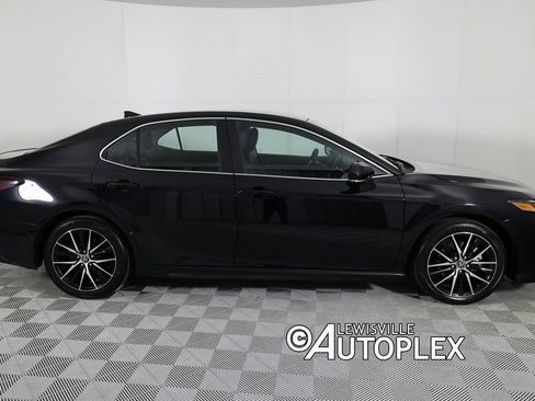 Used 2024 Toyota Camry SE image 4