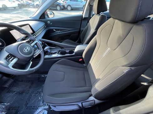 Used 2025 Hyundai Elantra SEL image 27
