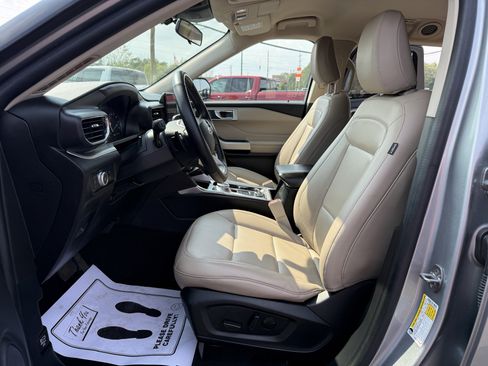 Used 2021 Ford Explorer XLT w/ Equipment Group 202A AWD/4WD image 26