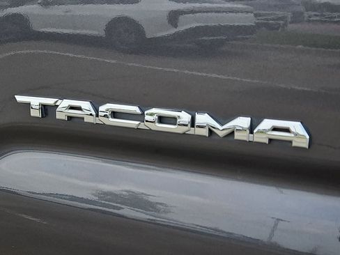 Used 2018 Toyota Tacoma SR5 image 12