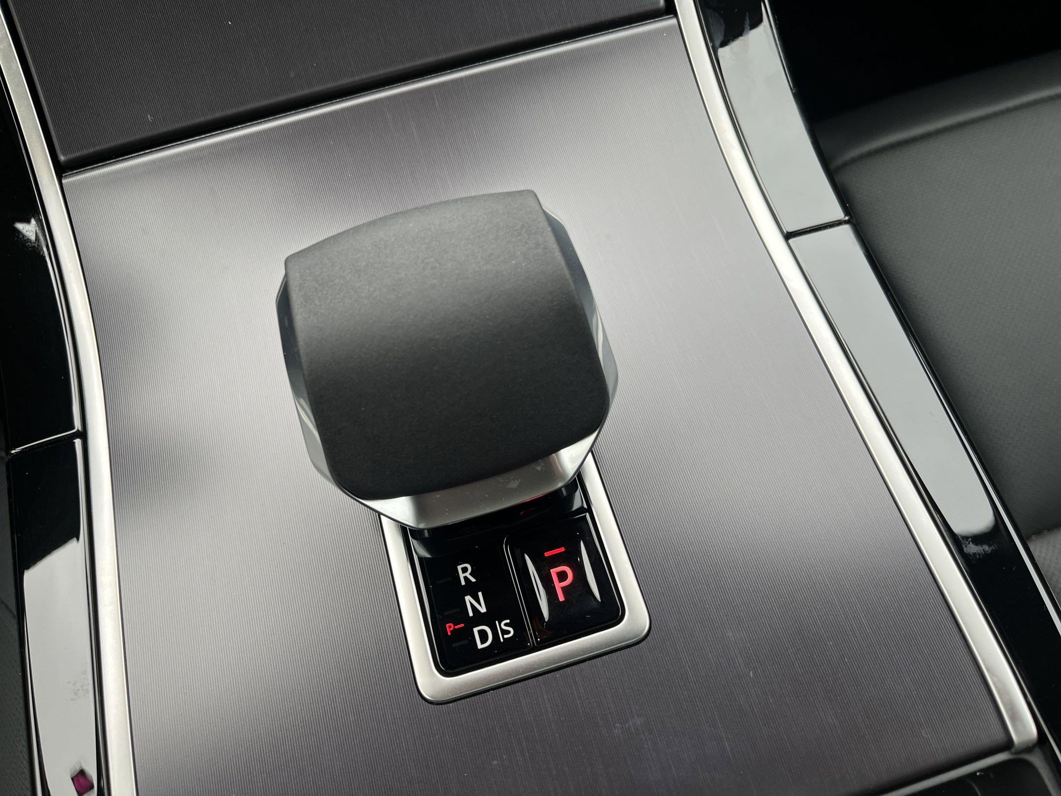 Used 2026 Land Rover Range Rover Velar Dynamic SE AWD/4WD image 18
