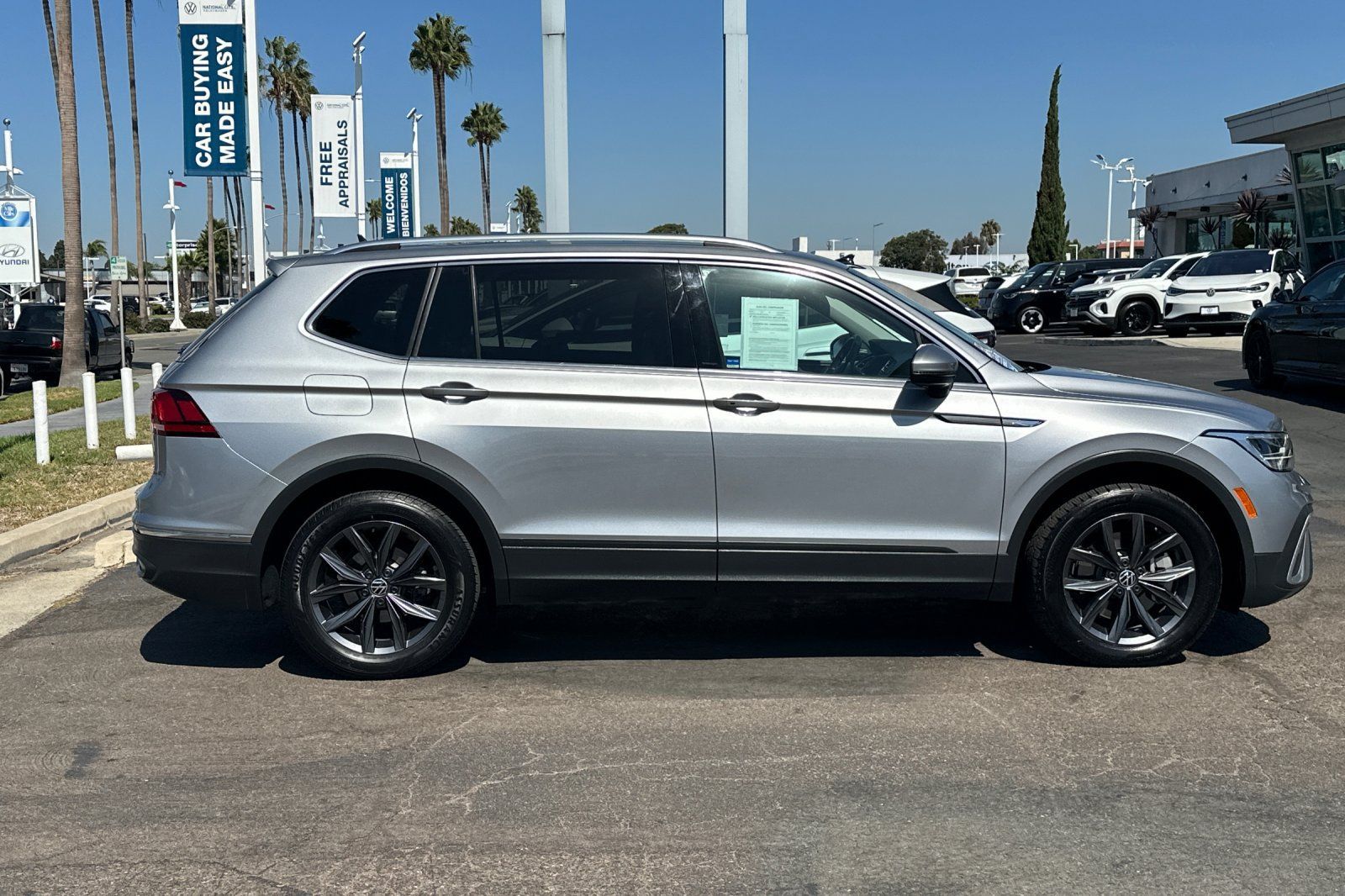 Used 2023 Volkswagen Tiguan SE w/ Panoramic Sunroof Package FWD image 3