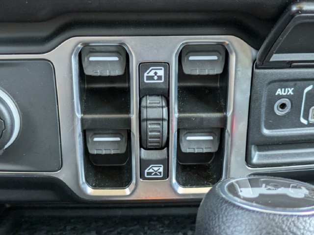 Used 2025 Jeep Wrangler Unlimited Sahara AWD/4WD image 25