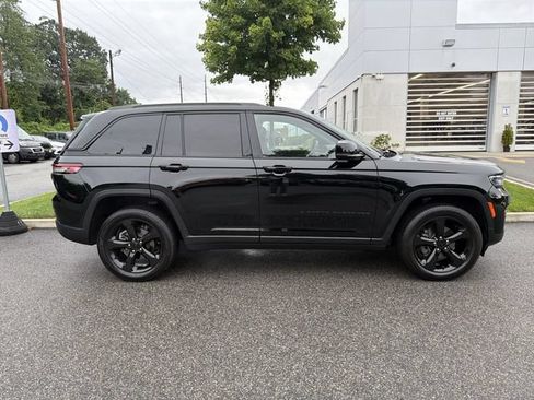 Used 2023 Jeep Grand Cherokee Altitude AWD/4WD image 6