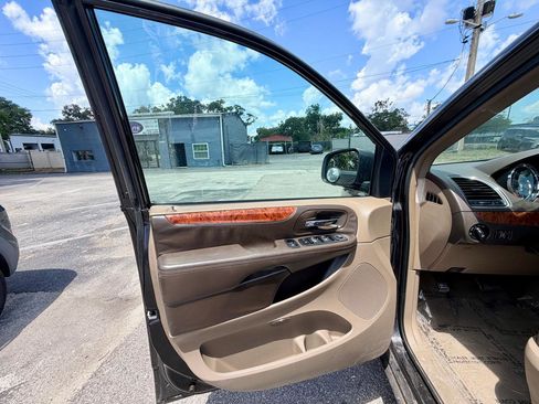Used 2015 Chrysler Town & Country Touring FWD image 15