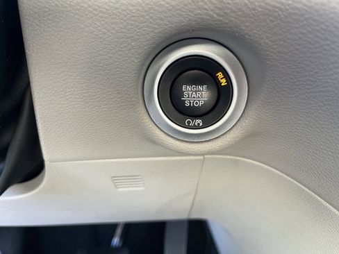 Used 2023 Chrysler Pacifica Touring-L FWD image 19