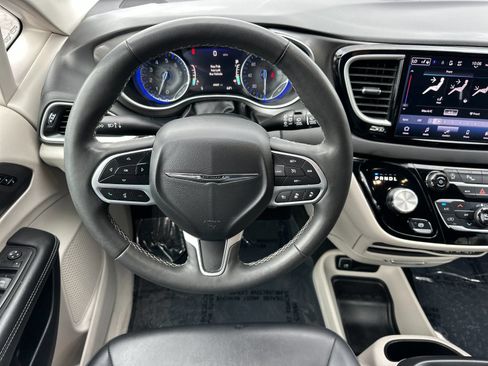 Used 2024 Chrysler Pacifica Touring-L FWD image 13