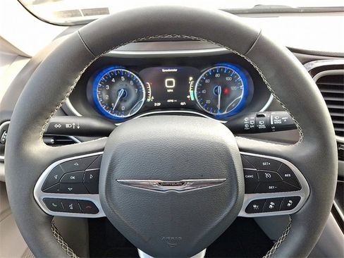 Used 2024 Chrysler Pacifica Touring-L image 18