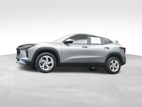 Used 2025 Chevrolet Trax LS w/ LS Convenience Package FWD image 25