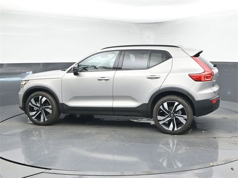 Used 2025 Volvo XC40 B5 Plus image 5