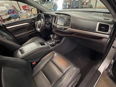 Used 2019 Toyota Highlander XLE FWD image 21