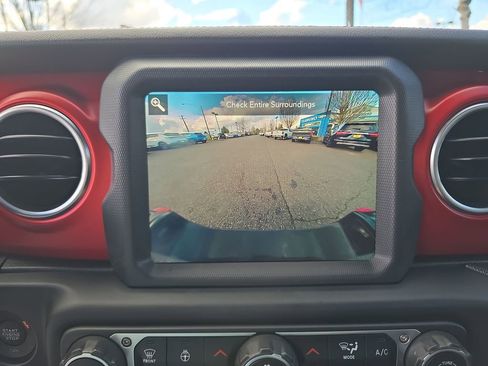 Used 2023 Jeep Gladiator Rubicon w/ Cold Weather Group image 16