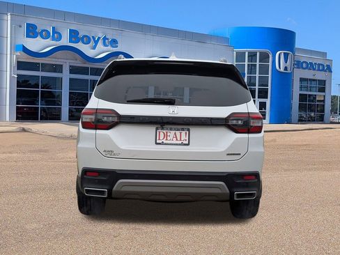 Certified 2025 Honda Pilot Touring image 4