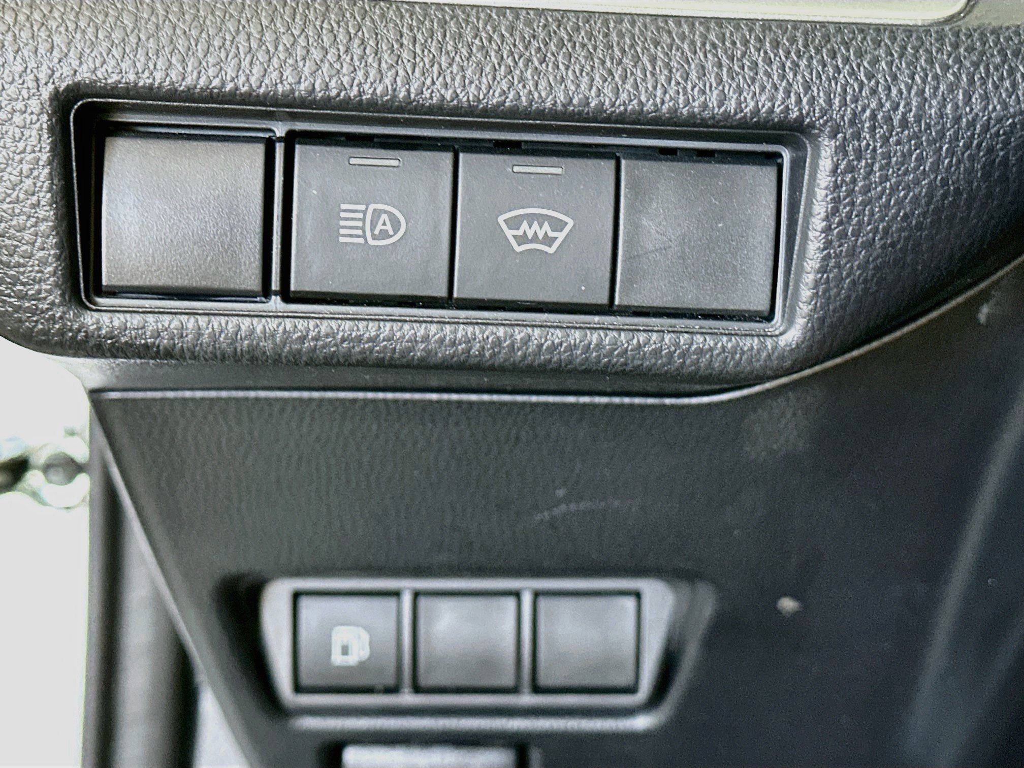 Used 2025 Toyota Prius LE FWD image 17