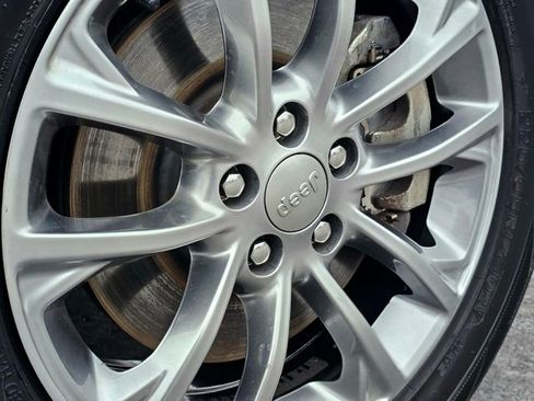 Used 2019 Jeep Cherokee Latitude Plus w/ Comfort/Convenience Group image 7