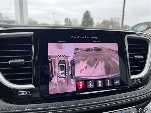 Used 2022 Chrysler Pacifica Touring-L w/ Uconnect Theater Family Group image 20