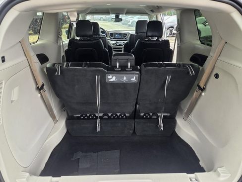 Used 2019 Chrysler Pacifica Touring-L FWD image 12