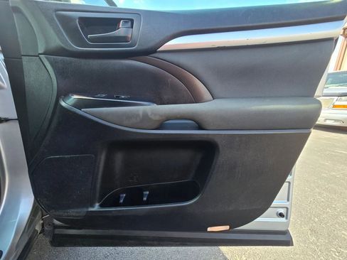 Used 2019 Toyota Highlander FWD V6 image 24