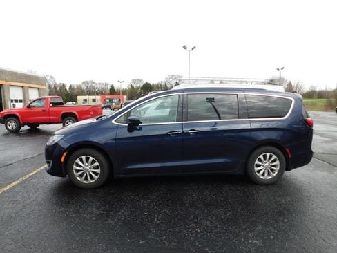 Used 2018 Chrysler Pacifica Touring-L image 5