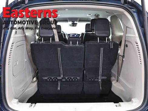 Used 2023 Chrysler Pacifica Touring-L FWD image 8