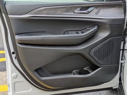 New 2025 Jeep Grand Cherokee Limited w/ Black Appearance Package image 12