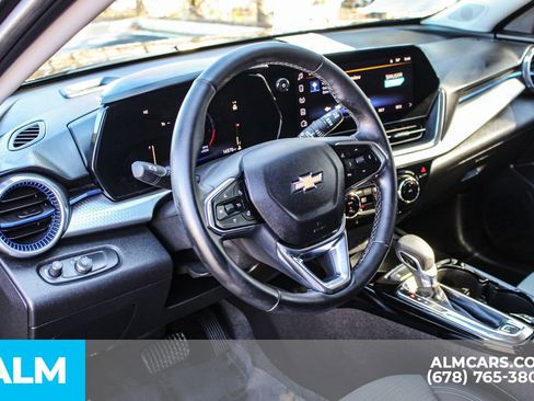 Used 2025 Chevrolet Trax LT w/ LT Convenience Package image 31